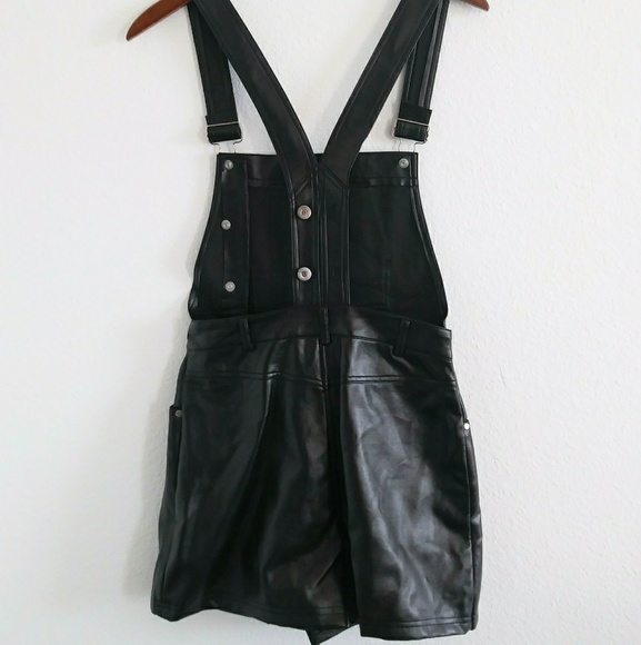 Black overall skort with pockets and buttons FAUX LEATHER - Picture 2 of 12